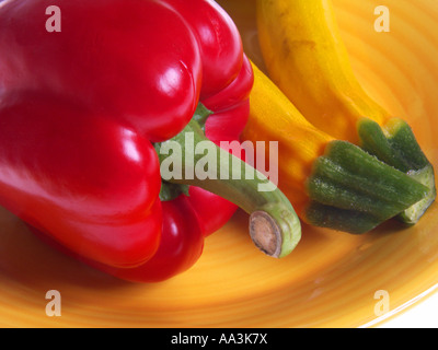 Verdure colorate su una piastra di colore giallo. Foto Stock
