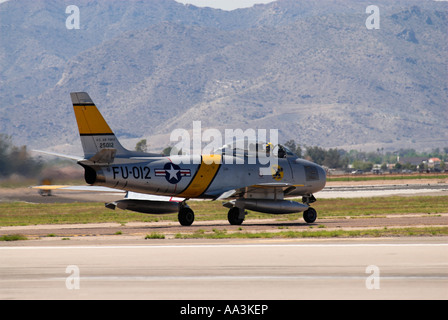 F-86 Sabre jet rullaggio sulla pista, posteriore vista laterale Foto Stock