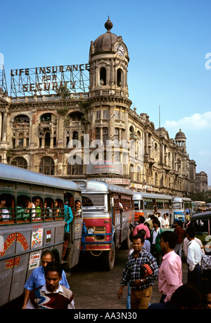 India Calcutta West Bengal persone in attesa per gli autobus in Surendra Nath Banerji Road Foto Stock