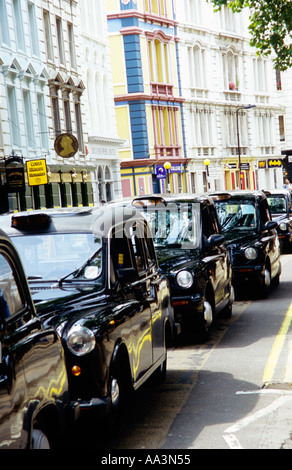 Black Cab taxi in coda al di fuori del British Museum di Londra Foto Stock