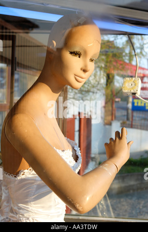 Manichino visualizzato nel negozio nuziale Belgrade Serbia Foto Stock