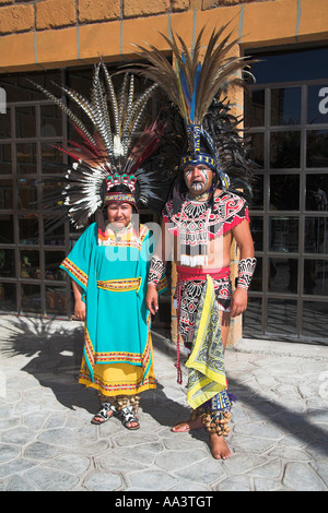 Indian l uomo e la donna in posa in costume tradizionale, Teotihuacan, Città del Messico, Messico Foto Stock
