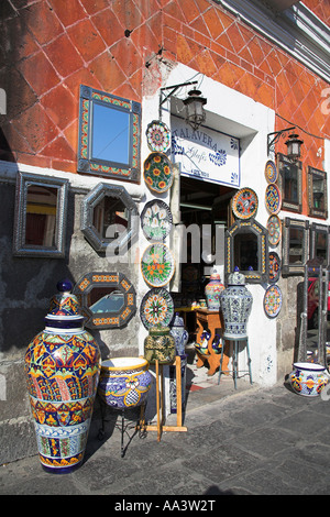 Ceramiche al di fuori del negozio, il Mercado de Parian, El Parian Mercato, Calle 6 Norte, Puebla, Messico Foto Stock