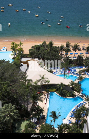 Vista della piscina e della spiaggia da Hyatt Regency Hotel, Acapulco, Guerrero Membro, Messico Foto Stock