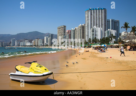 I condomini e alberghi accanto alla spiaggia, Acapulco, Guerrero Membro, Messico Foto Stock