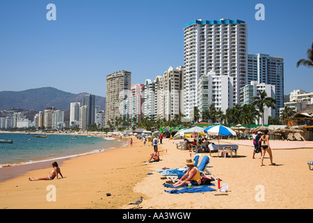 I condomini e alberghi accanto alla spiaggia, persone sole, Acapulco, Guerrero Membro, Messico Foto Stock