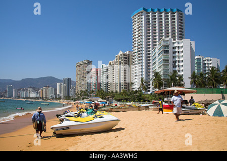 I condomini e alberghi accanto alla spiaggia, Acapulco, Guerrero Membro, Messico Foto Stock