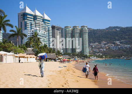 I condomini e alberghi accanto alla spiaggia, Acapulco, Guerrero Membro, Messico Foto Stock