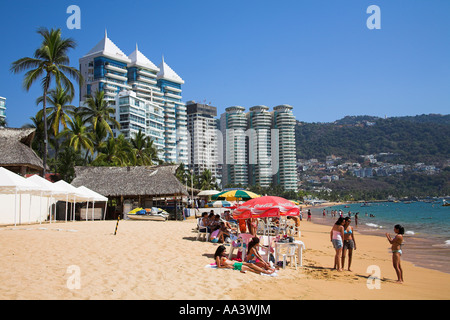 I condomini e alberghi accanto alla spiaggia, Acapulco, Guerrero Membro, Messico Foto Stock