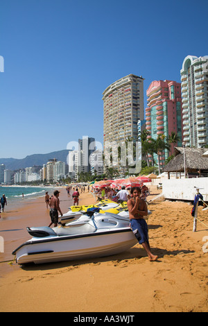 I condomini e alberghi accanto alla spiaggia, Acapulco, Guerrero Membro, Messico Foto Stock