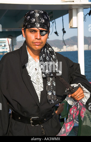 Uomo vestito come un pirata a bordo di una nave, Acapulco, Guerrero Membro, Messico Foto Stock