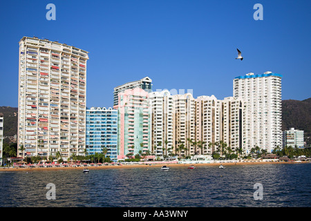 I condomini e alberghi accanto alla spiaggia della baia di Acapulco Acapulco, Guerrero Membro, Messico Foto Stock