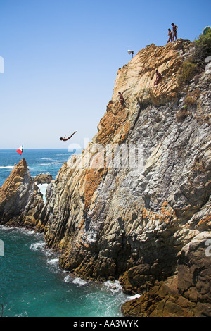 Cliff Diver, un clavadista, centro immersioni di scogliere a La Quebrada, Acapulco, Guerrero Membro, Messico Foto Stock