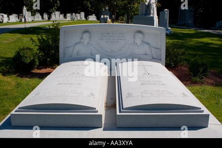 Giovane holding hands in letti singoli lapidi presso il Cimitero di speranza in barre Vermont il granito capitale del mondo Foto Stock