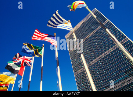Edificio del Segretariato delle Nazioni Unite presso la sede delle Nazioni Unite a New York City. Bandiere internazionali battenti. Punto di riferimento internazionale. Esterno, giorno, cielo blu. Foto Stock