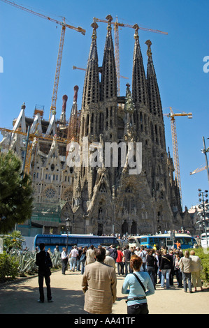 I turisti in piedi di fronte alla Sagrada Familia, Chiesa della Sacra Famiglia, architetto Antoni Gaudo, Cattedrale, Barcellona Foto Stock