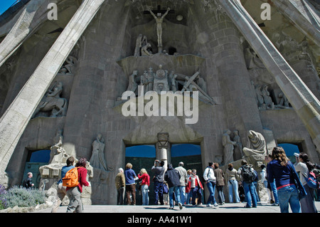 I turisti in piedi nella parte anteriore del portale della Sagrada Familia, Chiesa della Sacra Famiglia, architetto Antoni Gaudo, Cattedrale Foto Stock