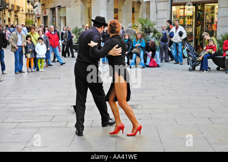 Coppia danzante Tange nella strada di fronte a una platea, quartiere gotico di Barcellona, in Catalogna, Spagna Foto Stock