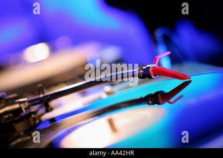 Close up di un blu record di vinile su un giradischi con testa rossa la filatura. Foto Stock