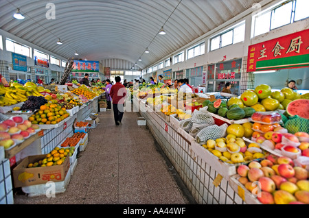 Cina Pechino ampia varietà di frutta e verdura fresche disponibili per la vendita da parte di fornitori Foto Stock