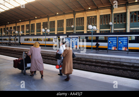 Piattaforma della stazione ferroviaria Gare du Nord di Parigi. Passeggeri con stazione di partenza bagagli. Trasporti pubblici europei in Francia. Foto Stock