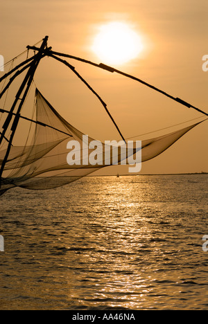 Reti cinesi a Fort Cochin, Kerala al tramonto Foto Stock