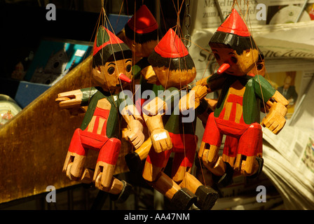 Pinocchio in legno burattini appendere in Fiorentino negozio turistica toscana italia Foto Stock