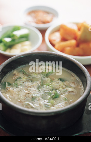 Coreano zuppa di maiale mescolata con fette di salsiccia di gelato Foto Stock