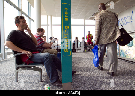 L'area fumatori e dell'aeroporto di Stansted di Londra Inghilterra Regno Unito Foto Stock