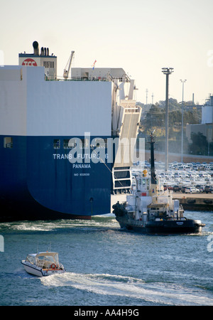 Il rimorchiatore Adsteam Woona utilizza la piena potenza per tirare l'auto vettore Trans futuro 6 come lei si prepara per la partenza sul Porto di Sydney Foto Stock