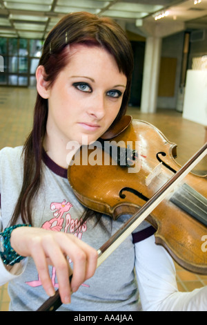Giovani femmine fiddle violin player Università di Limerick Irlanda Foto Stock