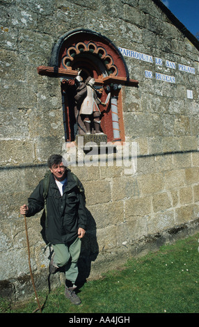 Un pellegrino Inglese sul Camino Ingles tra Ferrol e Santaigo de Compostela Spagna Foto Stock