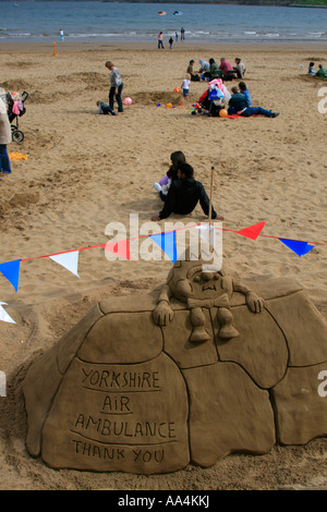 Yorkshire Air Ambulance appello per vacanza sulla spiaggia di South Beach scarborough località turistica North Yorkshire England Regno Unito Foto Stock