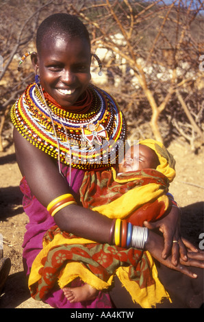 Fieri giovani Samburu donna seduta con il suo piccolo bambino in giro nel nord del Kenya Africa orientale Foto Stock