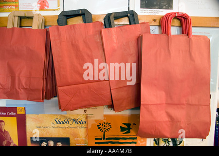 Rosso di sacchetti di carta sul ripiano in music shop Adare County Limerick Irlanda Foto Stock