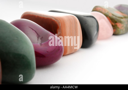 Gemme colorate incastonate pietre preziose Agata Aventurine Calcite Onice quarzo rosa Unakite Fluorite Foto Stock