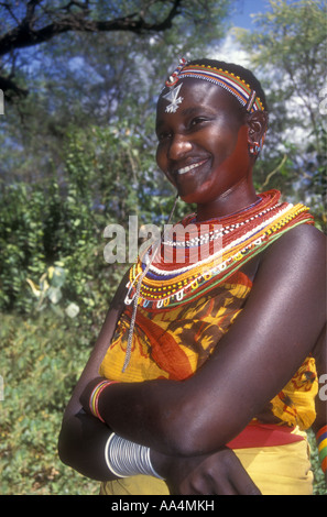 Piuttosto giovani Samburu donna che indossa vivacemente colorate collane di perle e lacci Kenya Settentrionale Africa orientale Foto Stock