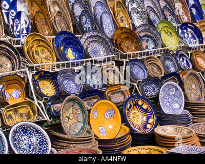 I tradizionali colorati in ceramica smaltata shop display Kantaoui Marina Tunisia Foto Stock