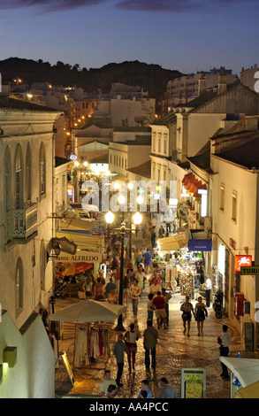 Albufeira principale strada dello shopping, Algarve, PORTOGALLO Foto Stock