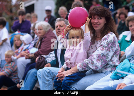 Stati Uniti Maryland Parade watchers a rainy Garrett County Autunno Gloria Festival di Oakland Foto Stock