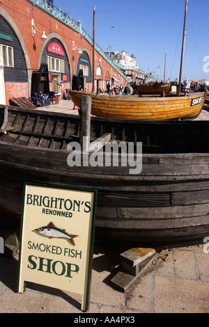 In legno barche da pesca sul mare di Brighton Regno Unito anteriore Foto Stock