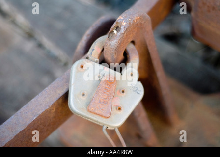 Chiusura del vecchio arrugginito serratura in metallo Foto Stock