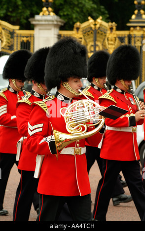 Marciando bandsman giocare corno francese Londra Inghilterra REGNO UNITO Foto Stock