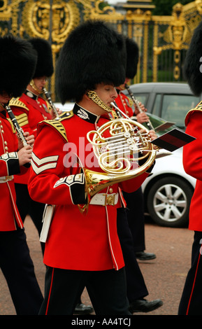 Marciando bandsman giocare corno francese Londra Inghilterra REGNO UNITO Foto Stock