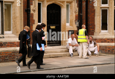 Eton College famosa scuola pubblica England Regno Unito gli alunni a piedi passano in appoggio per pittori e decoratori Hawtrey fuori casa Foto Stock