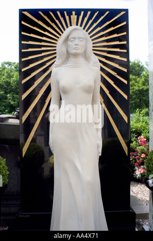 Parigi Francia, statua del 'Parco Urbano' 'cimitero di Montmartre' di Dalida, memoriale del cimitero della tomba dello Sculptor francese, scultura in marmo figura femminile, Foto Stock