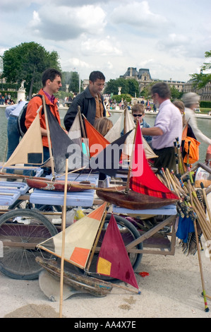 Famiglie di Parigi Affitto barche a vela giocattolo a stagno in 'Jardin du Tuileries' Park, Giardino i genitori con bambini al di fuori, parco giochi urbano Foto Stock