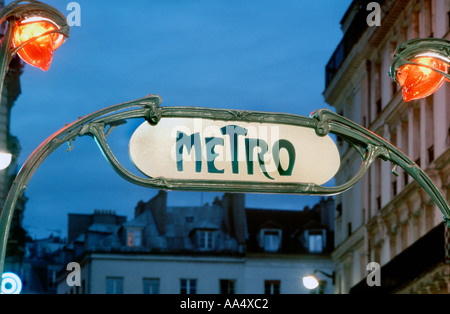 Stazione della metropolitana di Parigi Vecchia insegna Vintage di notte, Parigi Francia, lampione della metropolitana, arte art nouveau, entrata, vecchio semaforo di parigi Foto Stock