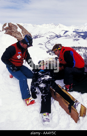 Pattuglia di sci tende a una donna malata sciatore in Colorado Foto Stock