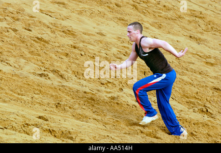 Inghilterra fast bowler Simon Jones lavorando sul suo pre stagione fitness in Merthyr Mawr dune di sabbia South Wales UK Foto Stock